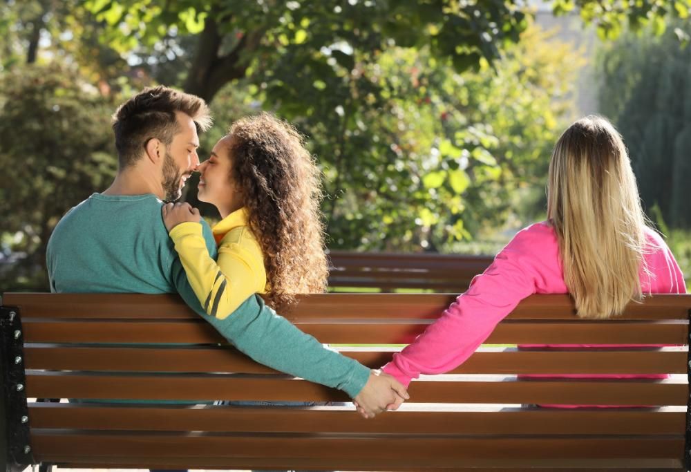 Infedeltà: chi si innamora facilmente tradisce con più rischio?