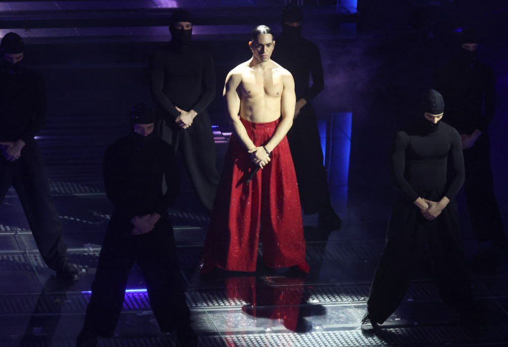 Mahmood infiamma Sanremo 2025: il medley che ha fatto cantare tutti