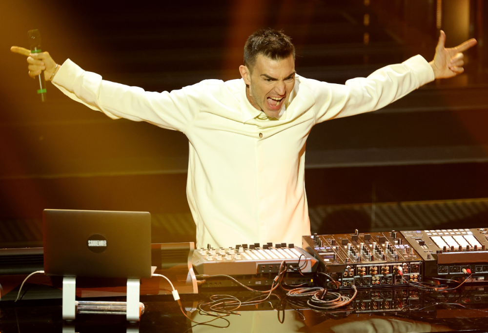 Sanremo: Gabry Ponte inaugura la serata finale con “Tutta l’Italia”