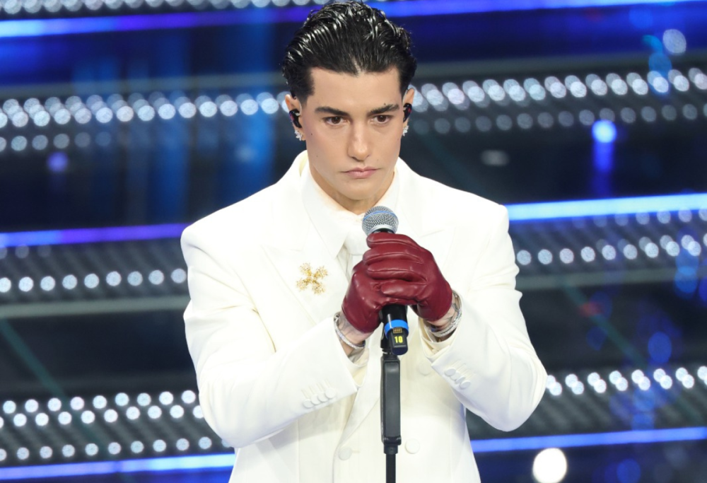 Sanremo 2025, un “nuovo” Tony Effe debutta sul palco dell’Ariston