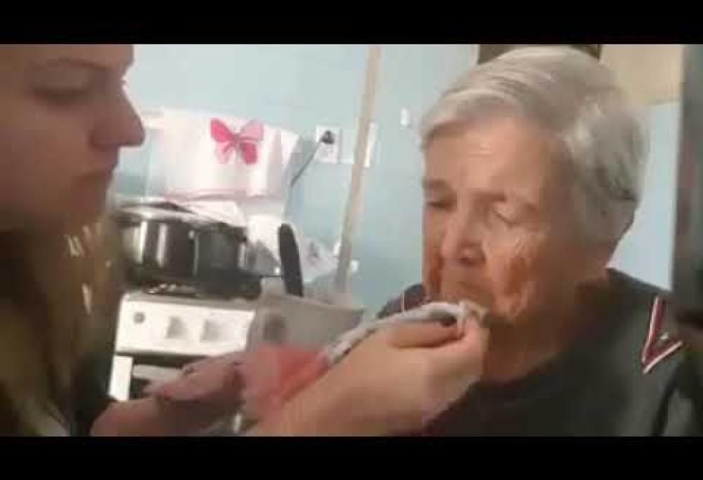 Anziana malata di Alzheimer riconosce la nipote e le dice: “Ti amo”