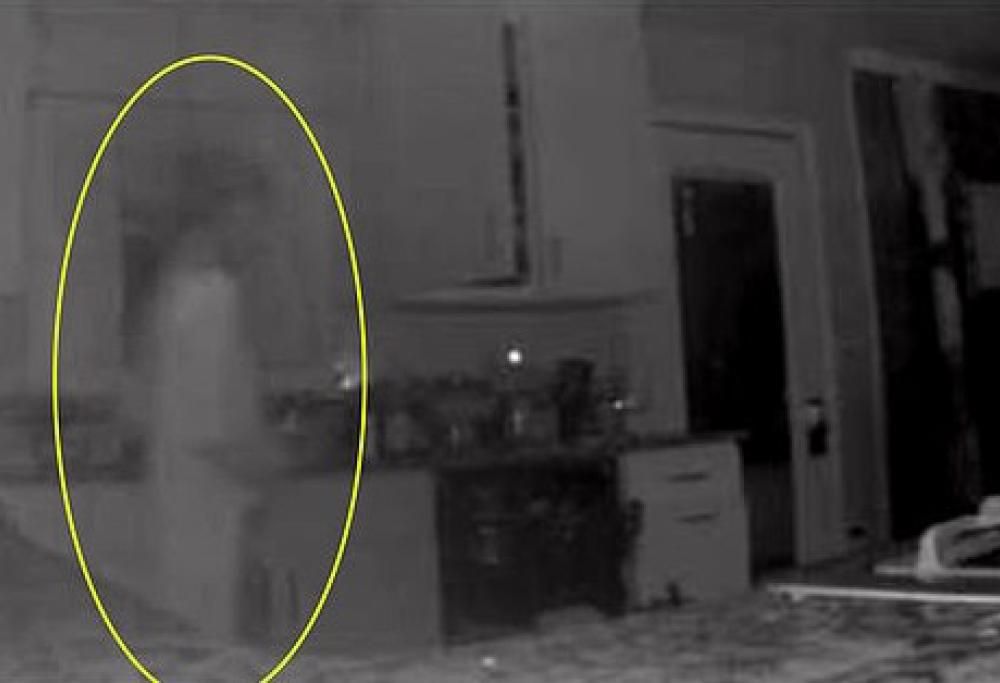 La telecamera cattura il fantasma del figlio morto 2 anni fa: le foto choc