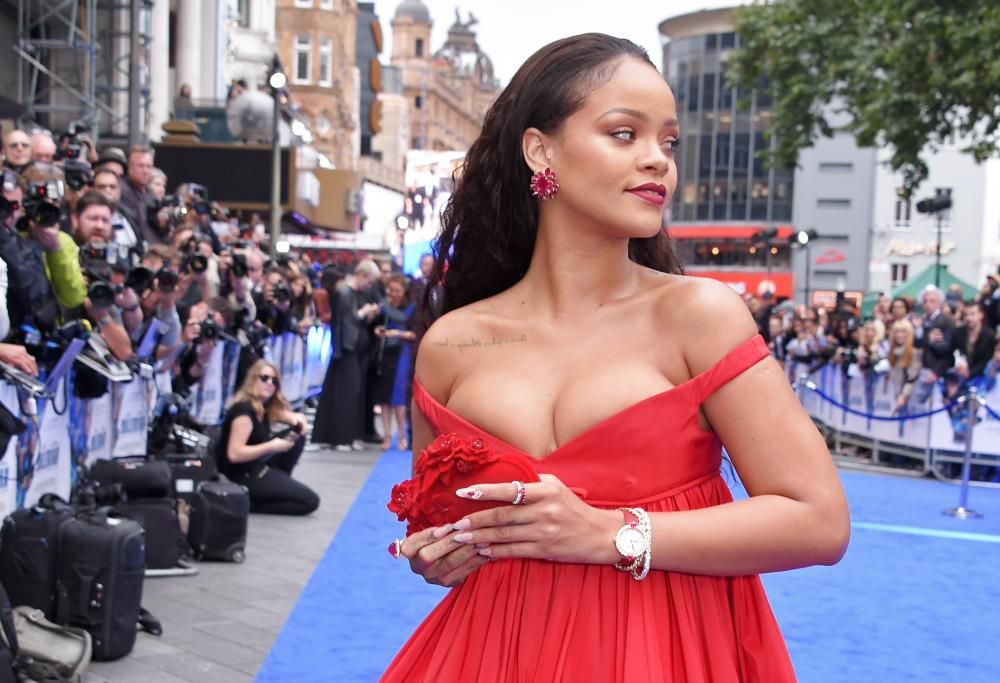 Scollatura super per Rihanna alla prima europea del suo film