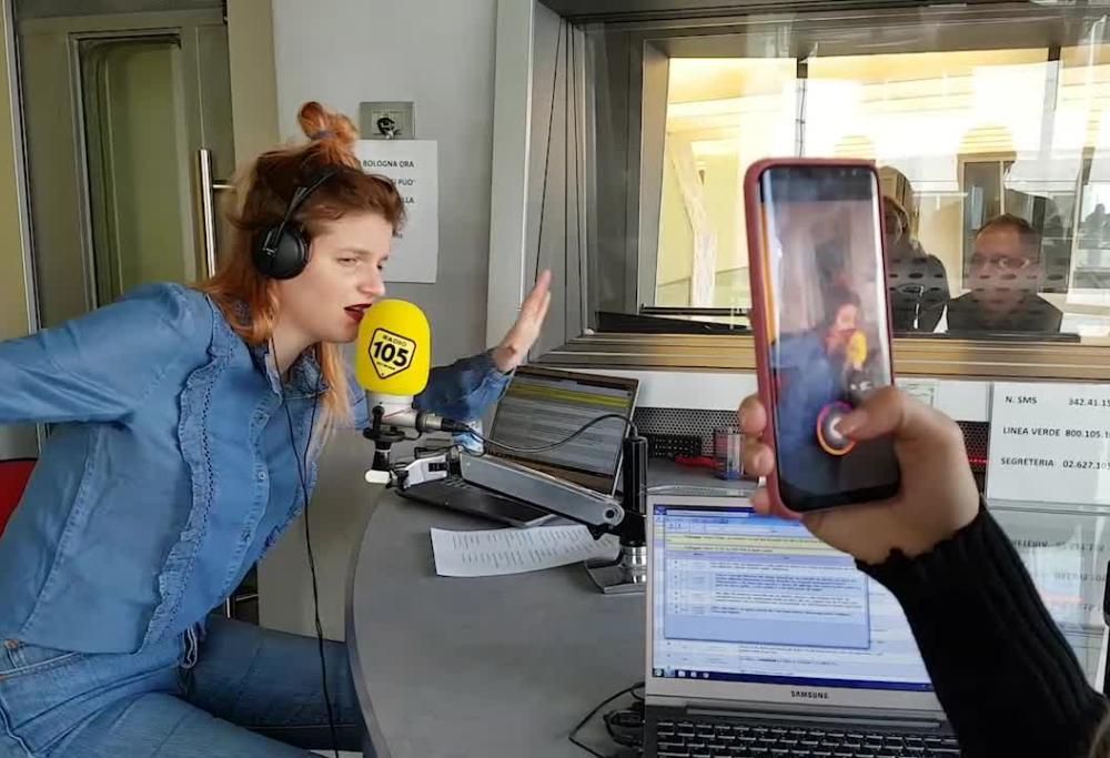 Chiara saluta 105 Take Away duettando con il Maestrello Lotti