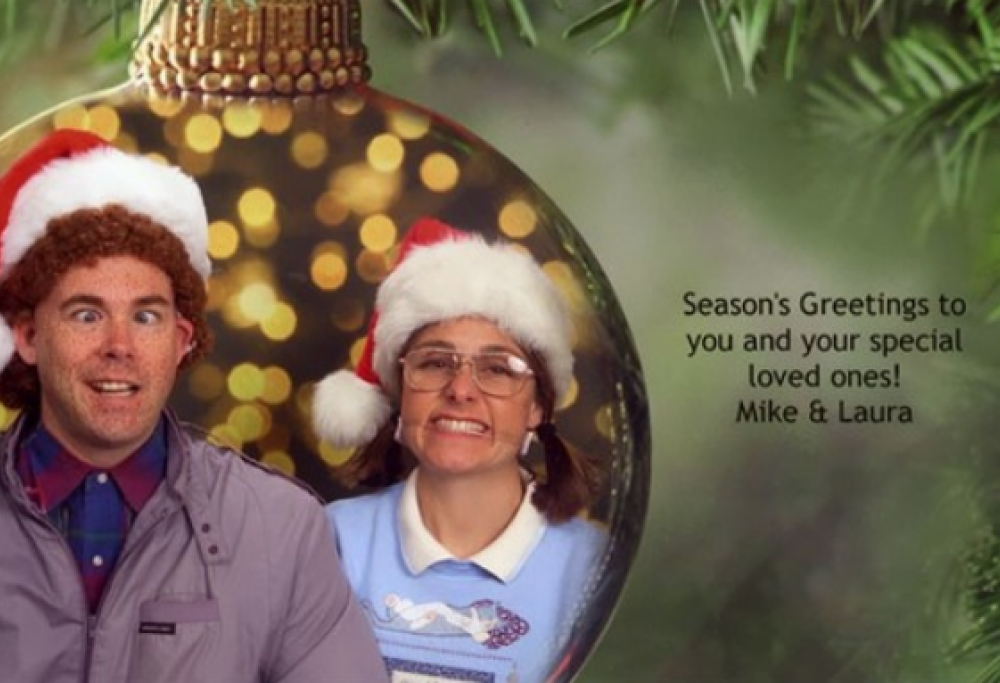 Ecco le cartoline di auguri più strane e divertenti mandate ai parenti da una coppia americana