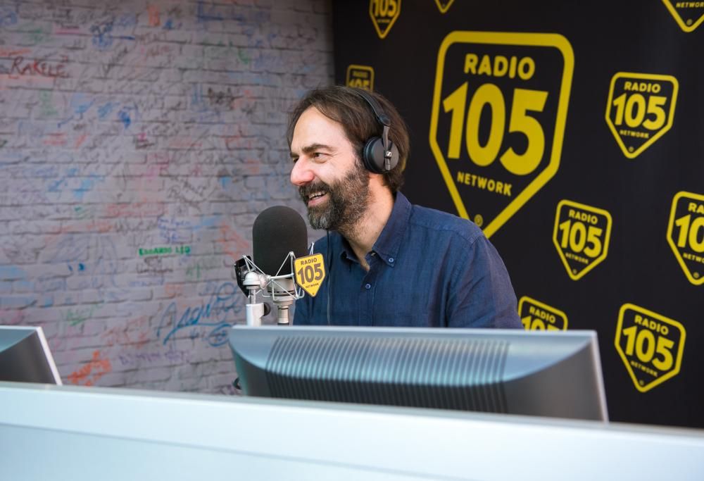 Neri Marcorè presenta “RisorgiMarche 2018” a 105 Friends: le foto dell’intervista