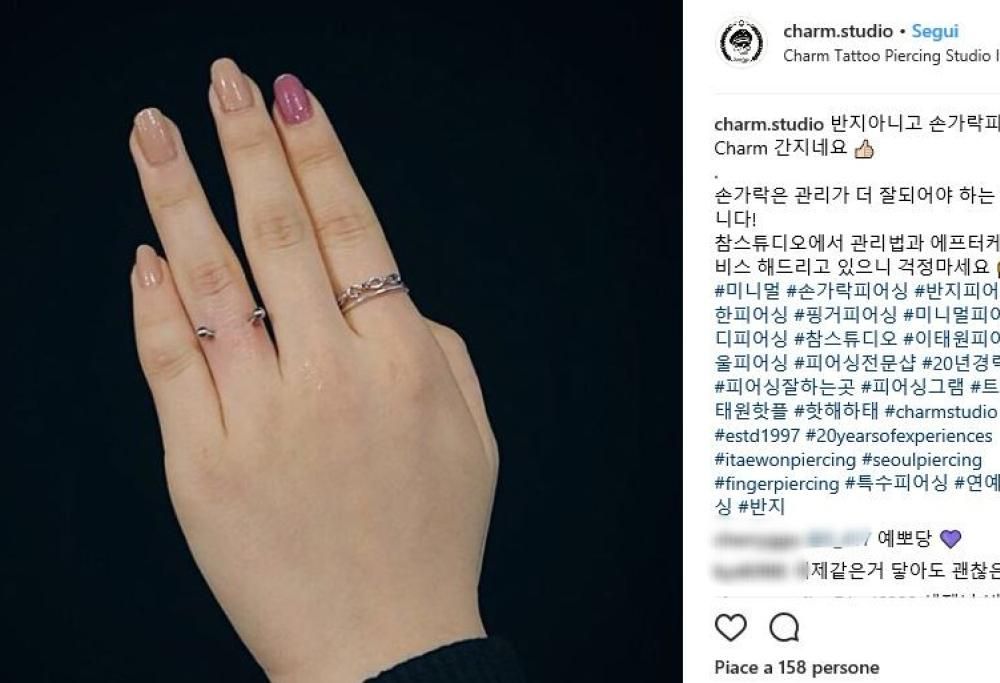 Piercing sul dito al posto della fede nuziale: la nuova tendenza arriva dai social