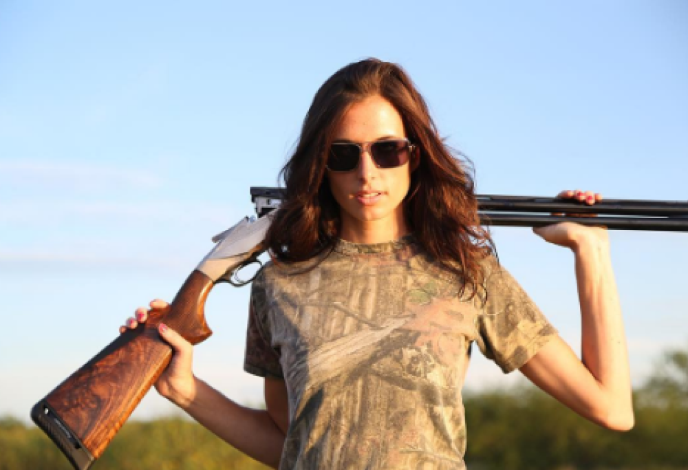 Ecco la modella cacciatrice che spopola su Instagram, bella e pericolosa