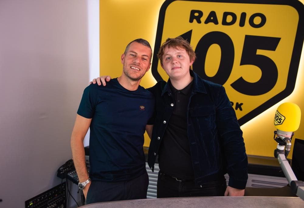 Lewis Capaldi a 105 Mi Casa: ecco le foto dell’intervista