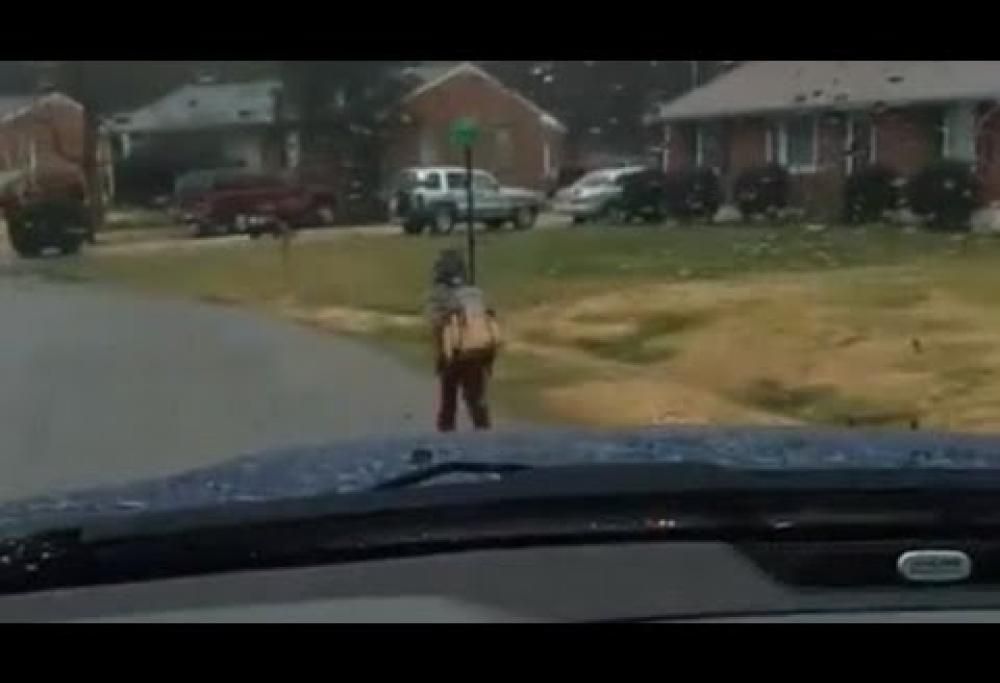 USA: padre punisce il figlio bullo facendolo andare a scuola a piedi sotto la pioggia