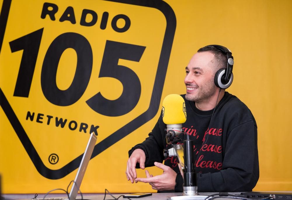 Fabri Fibra presenta il nuovo tour a 105 Mi Casa: le foto più belle dell’intervista