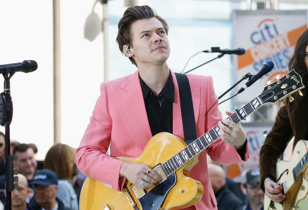 Harry Styles compie 24 anni: dai One Direction all’avventura solista e il cinema, ecco com’è cambiato il cantante