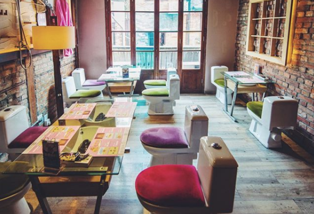 Mangiare in mezzo alle tombe, sul wc e tra i preservativi: i ristoranti più stravaganti del mondo