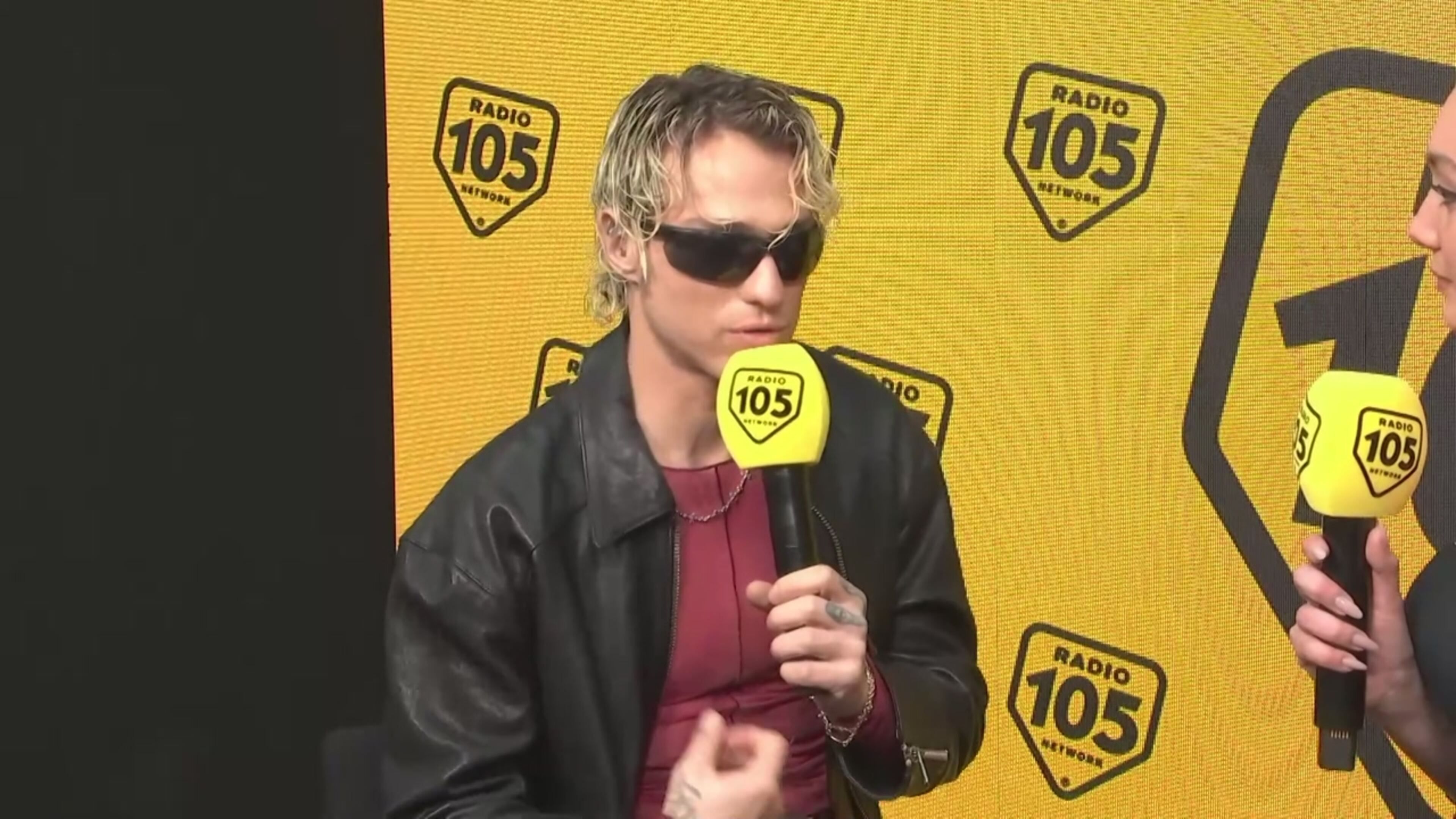 Cosa fa e cosa pensa Irama prima di salire sul palco?