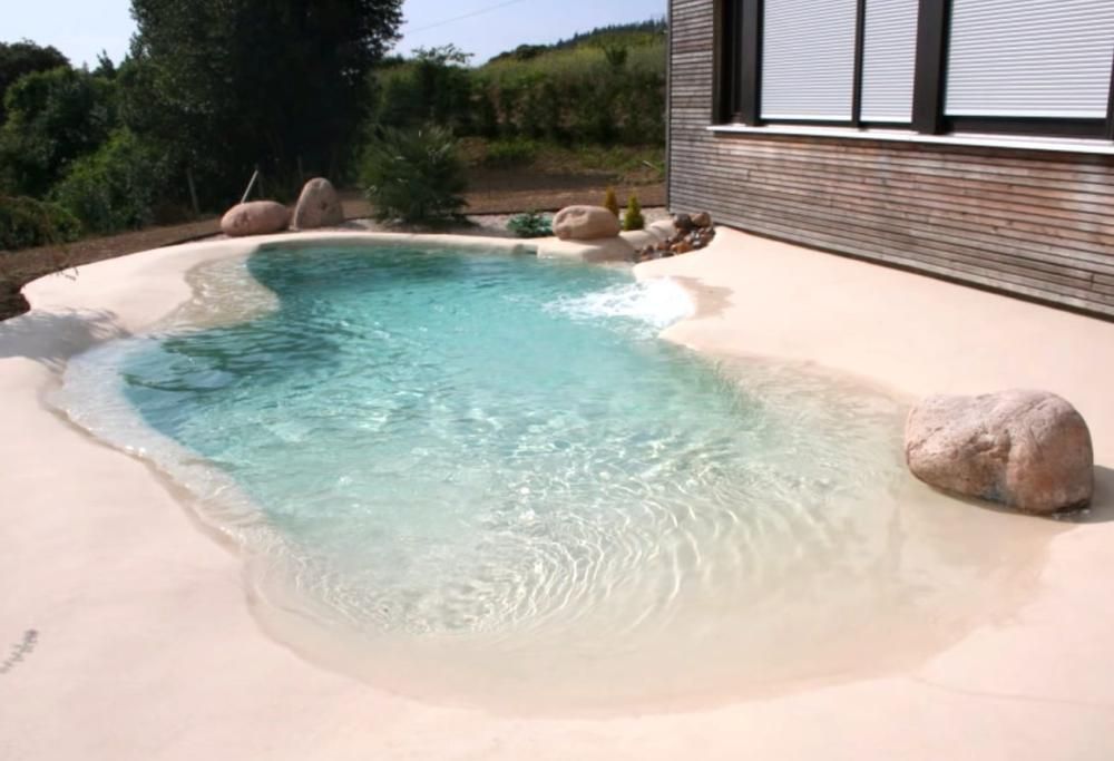 Le persone stanno portando la spiaggia nei loro giardini installando “piscine di sabbia”