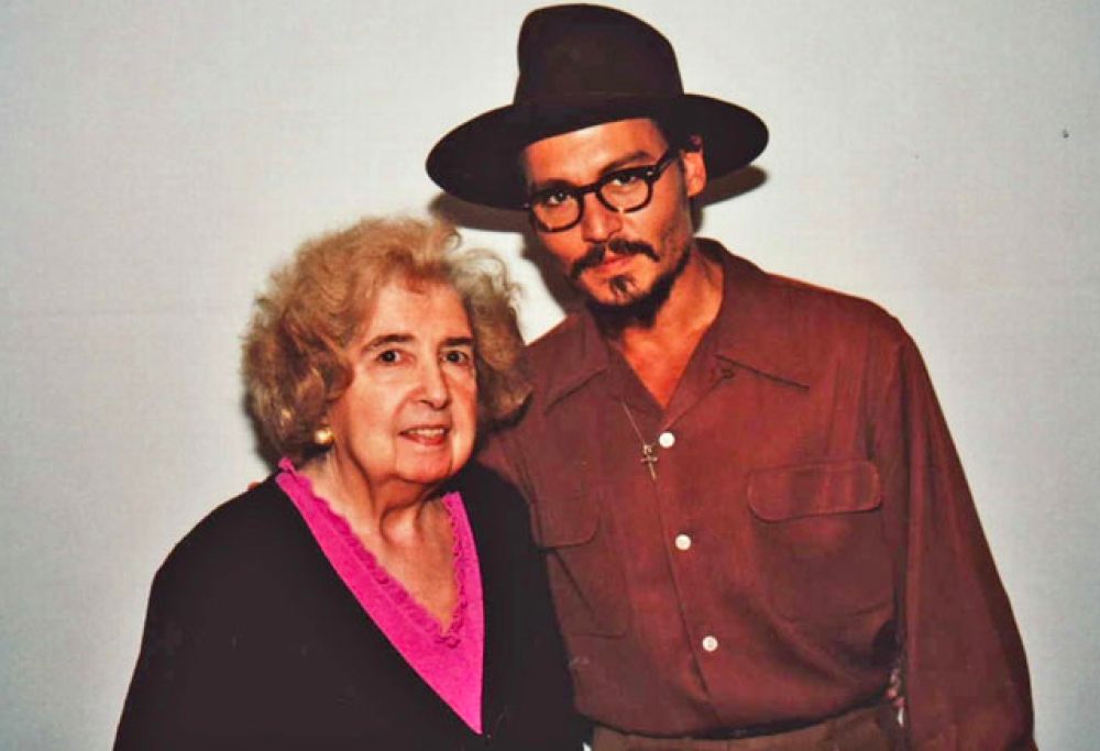 Chi è questa donna misteriosa che posa con le più grandi star di Hollywood?