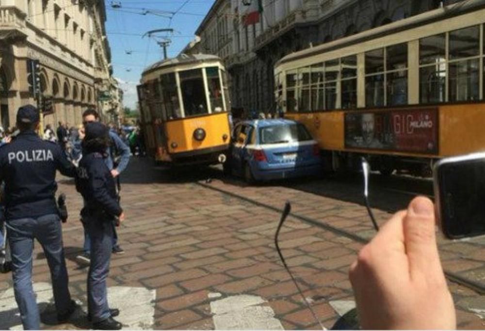 Milano, auto della polizia incastrata tra due tram