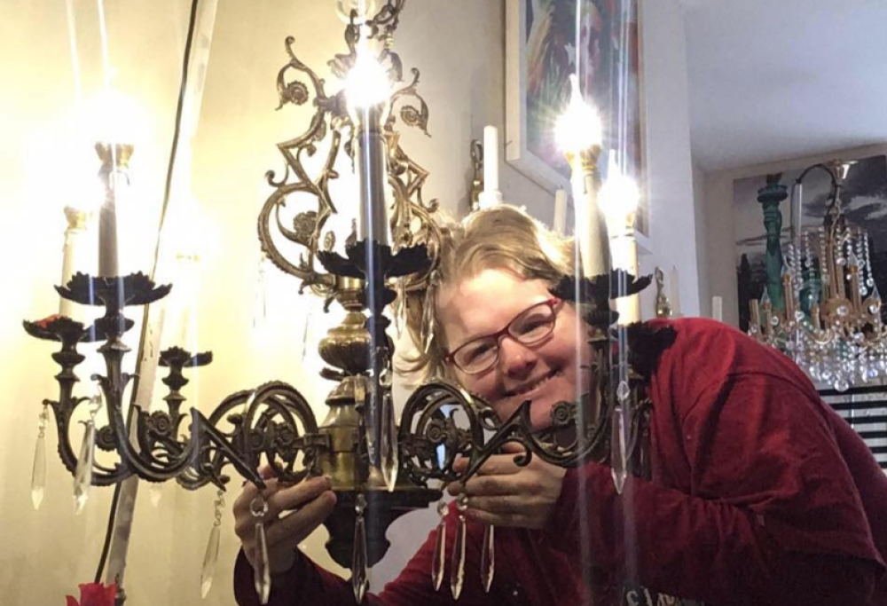 Si fidanza con un lampadario e se lo tatua: è tutto vero