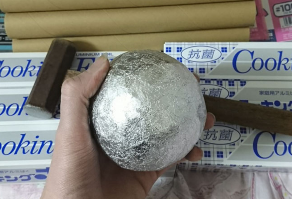 La nuova moda che fa impazzire tutti: trasformare fogli di alluminio in perfette sfere