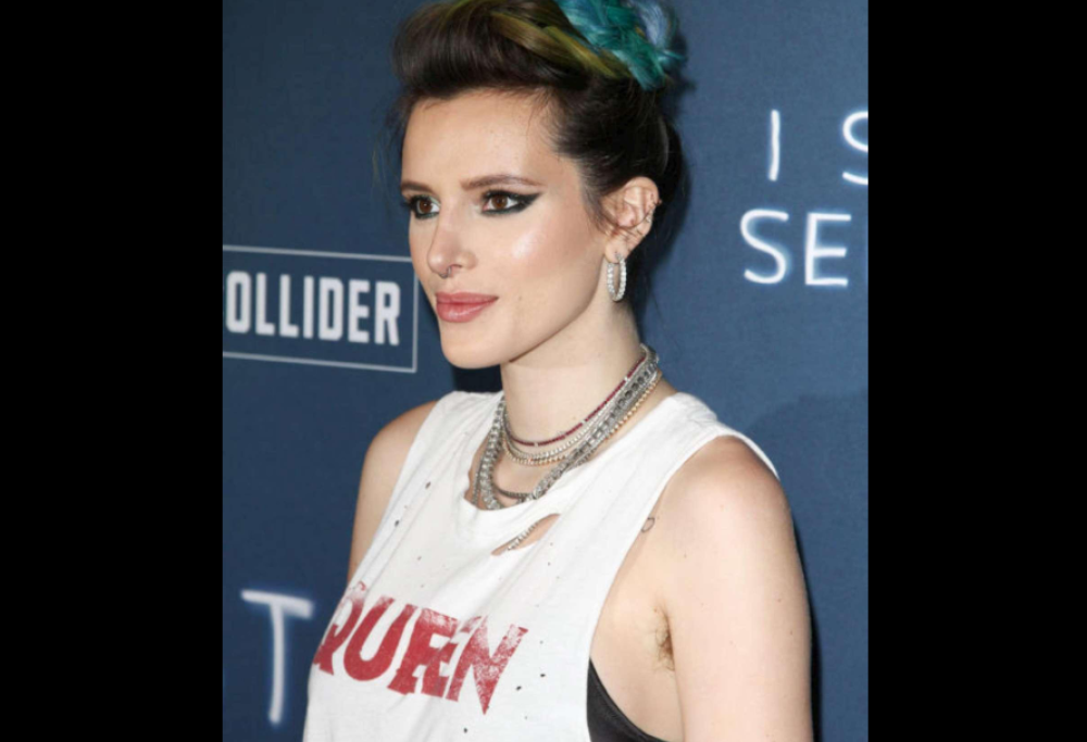 Bella Thorne mostra i peli sotto le ascelle