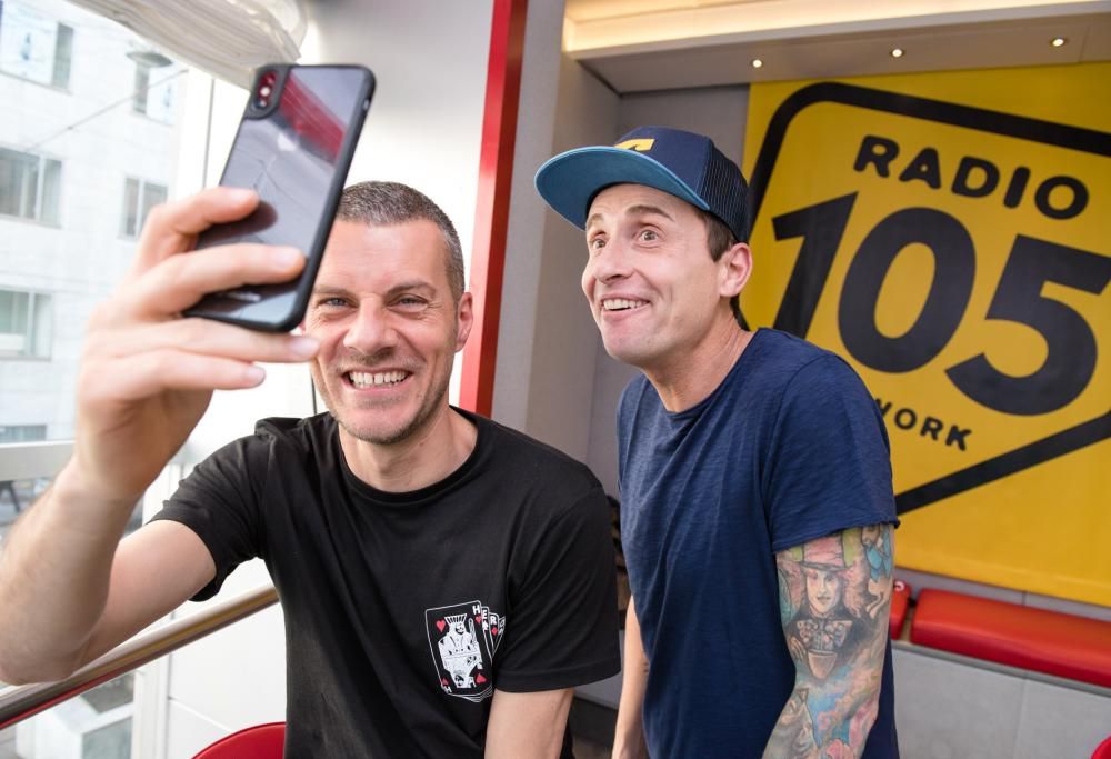 Angelo Pintus si prepara a partire in tour: le foto dell’intervista a 105 Mi Casa