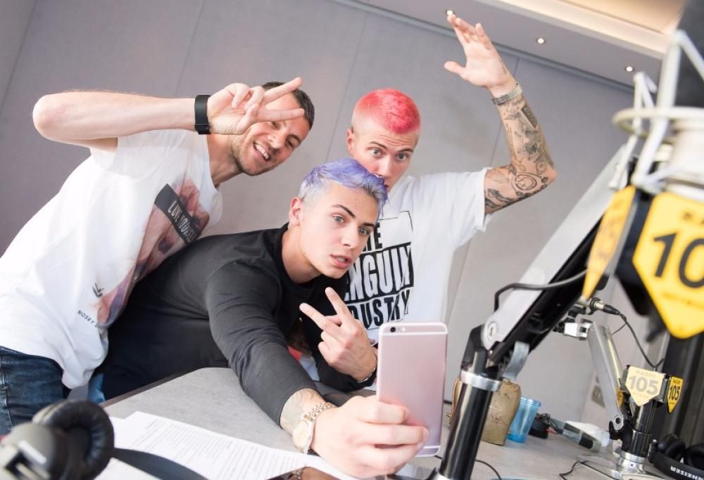 Ecco Fede con i capelli blu! Le foto dell’intervista di Benji & Fede a 105 Mi Casa