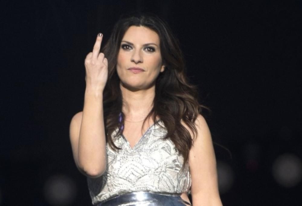 Ciclone Pausini, il medio non passa inosservato