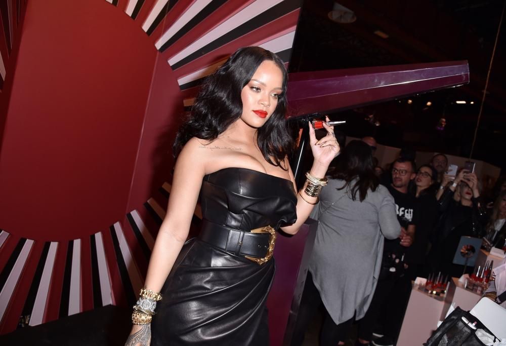 Rihanna a Milano per la presentazione della sua linea di make-up. C’era anche la nipotina!