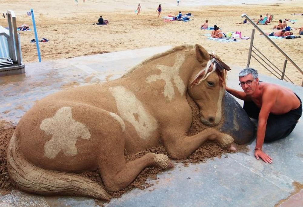 Artista crea sculture di sabbia così perfette da sembrare reali!