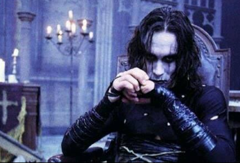 26 anni fa uscì “Il Corvo”, il film cult che costò la vita a Brandon Lee