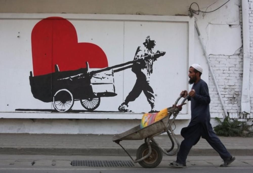 Le strade di Kabul si colorano di street art: ecco il Banksy afgano