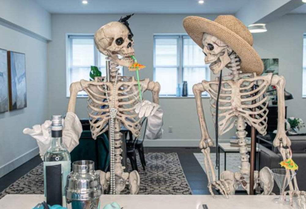 Un agente immobiliare decora le case da vendere con degli scheletri per Halloween
