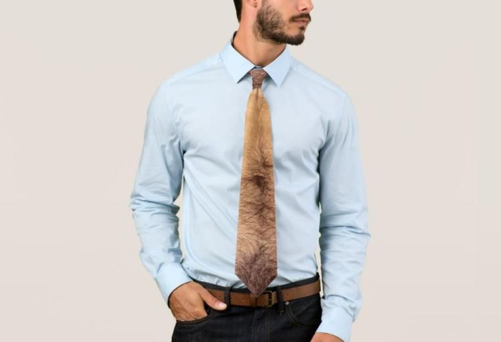 La cravatta a fantasia “petto umano” esiste e costa solo 22 dollari