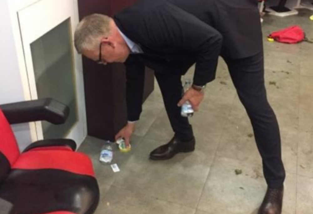 L’allenatore della Svezia ripulisce lo spogliatoio dopo la partita con l’Italia e le foto fanno il giro del mondo