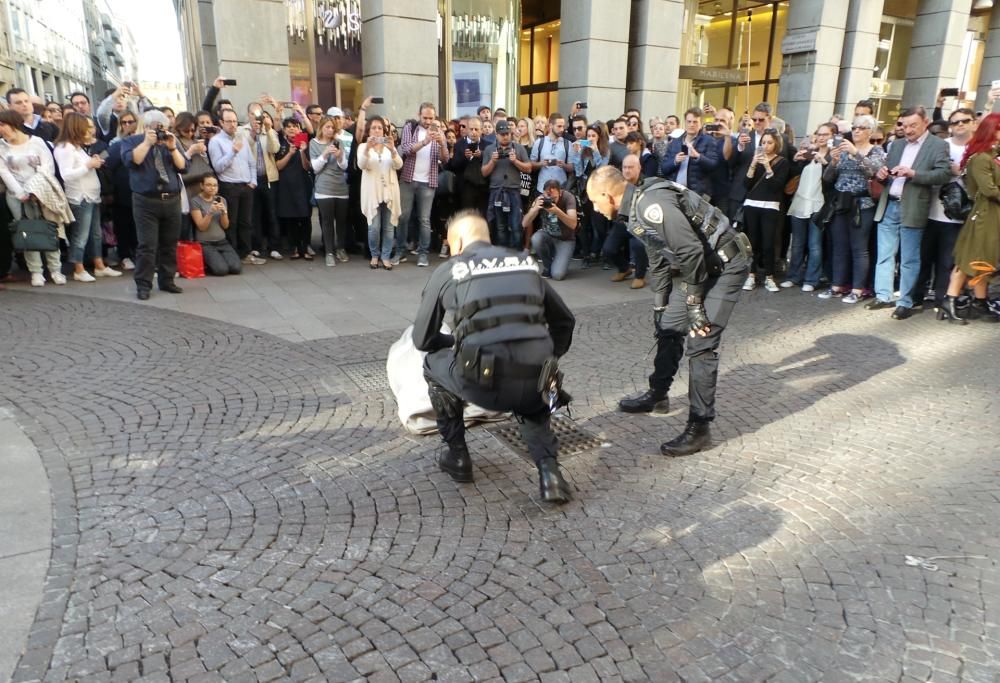 Cosa ci faceva una ragazza nuda e tatuata per strada in pieno centro a Milano ieri?