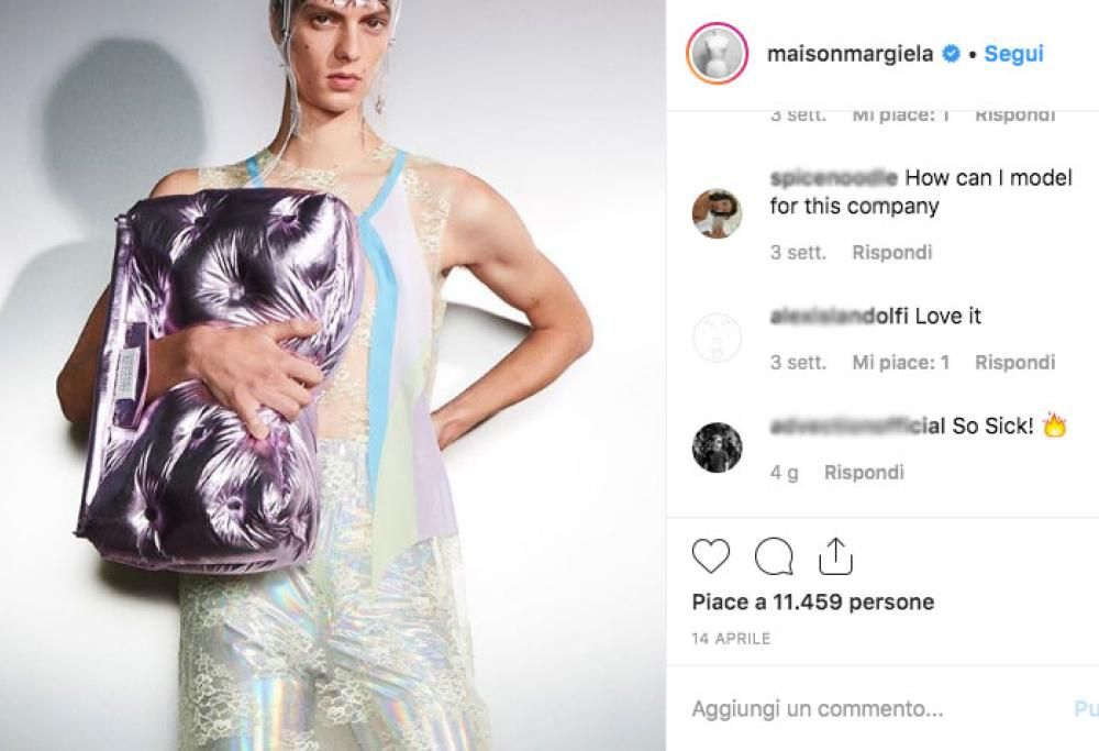 Arriva la borsa da uomo… che in realtà sembra un cuscino: è subito tendenza