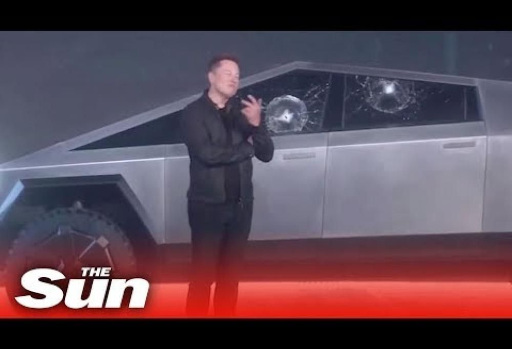 Epic fail di Elon Musk: il vetro “indistruttibile” della nuova Tesla si rompe al primo colpo