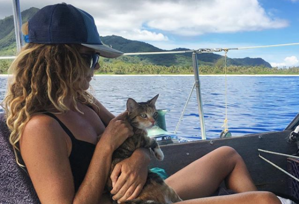 Una donna ha lasciato il lavoro per girare il mondo con il suo gatto