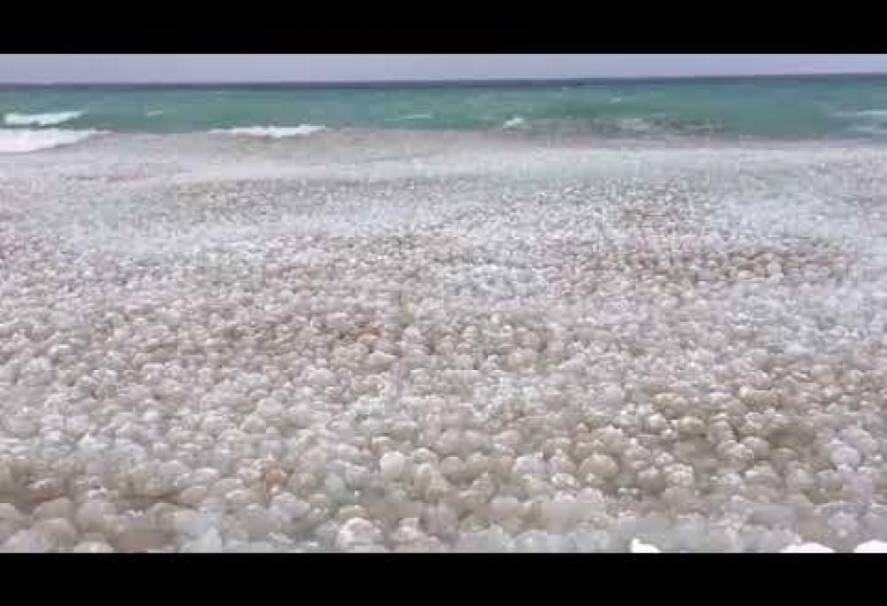 Usa: spettacolari sfere di ghiaccio trasportate dalle onde del lago Michigan