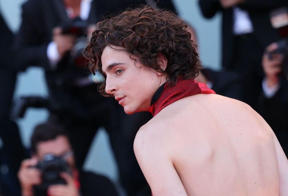 Mostra del cinema di Venezia 2022: Timothée Chalamet mezzo nudo incanta