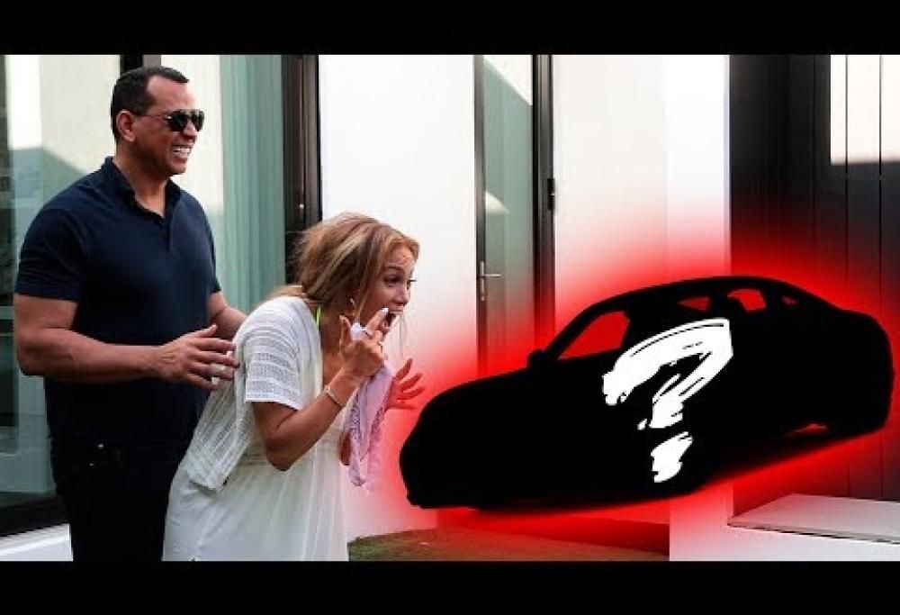 JLo non guida da 25 anni e il fidanzato le regala una Porsche