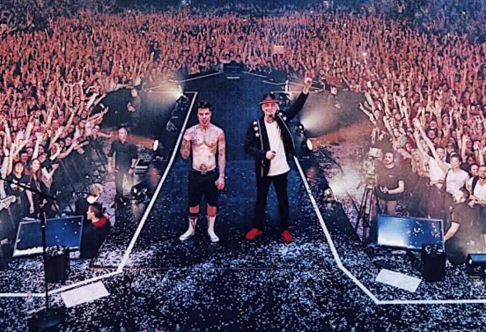 Fedez e J-Ax: “Noi contro loro”, il tour è un trionfo. Le foto..