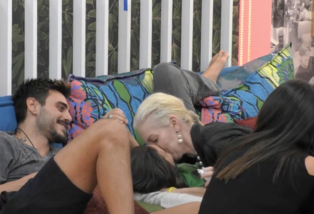 Gf Vip, la Marchesa bacia a sorpresa Walter Nudo