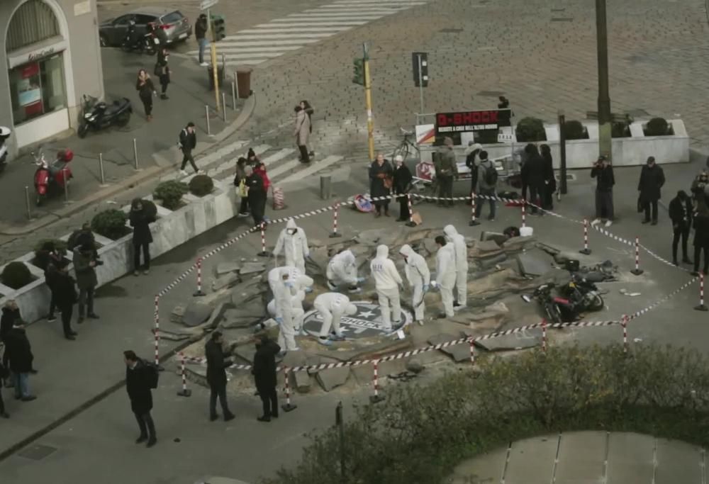 Era una mattina di “tranquilla” vita milanese prima che in Largo Donegani arrivasse una mega orma da shock… anzi da G-Shock!