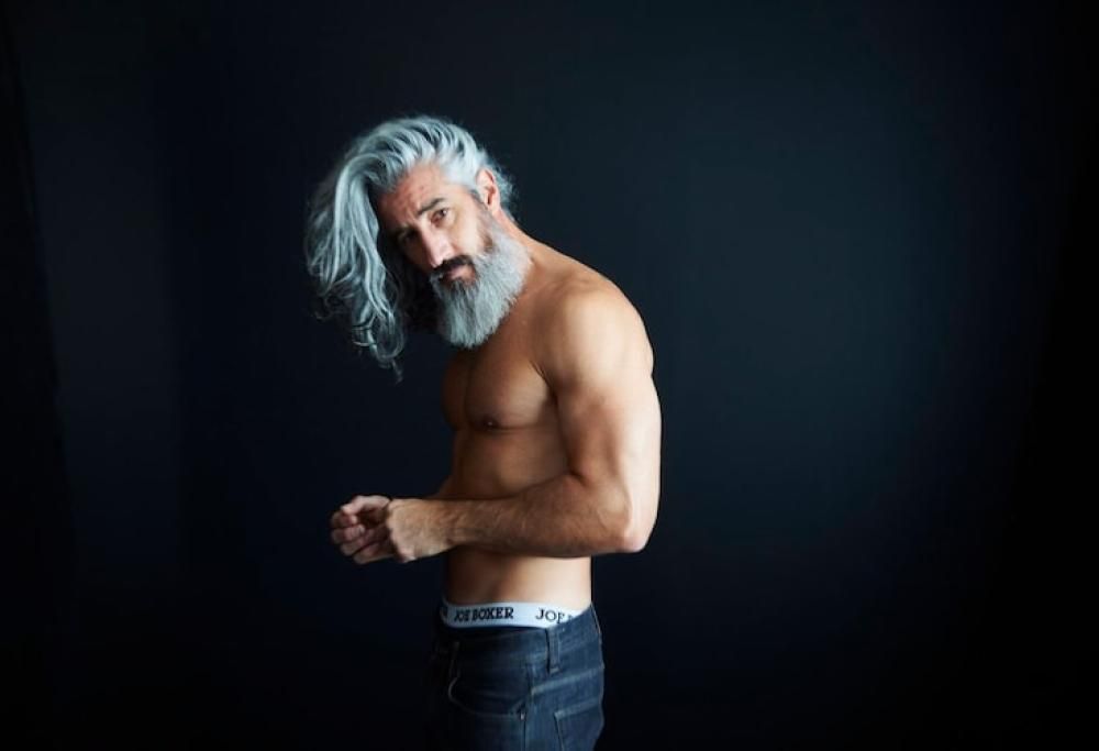 Altro che anziani! Questi 10 modelli 50enni non hanno nulla da invidiare ai loro colleghi più giovani!