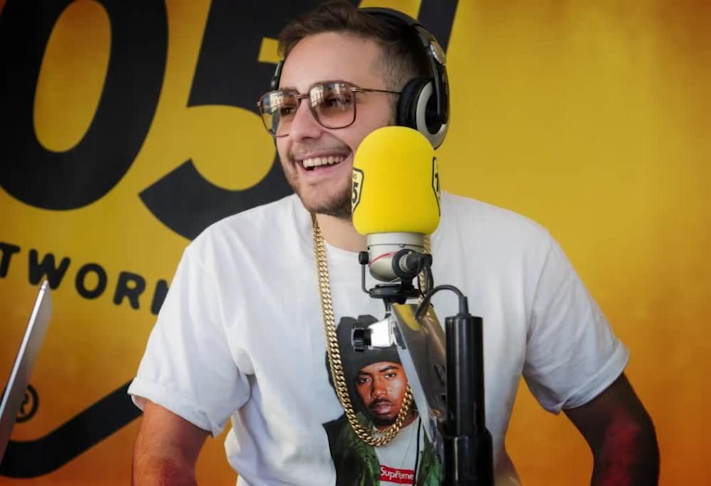 Rocco Hunt a 105 Mi Casa: “Se vuoi fare cinema prenditi una sedia e aspetta!”