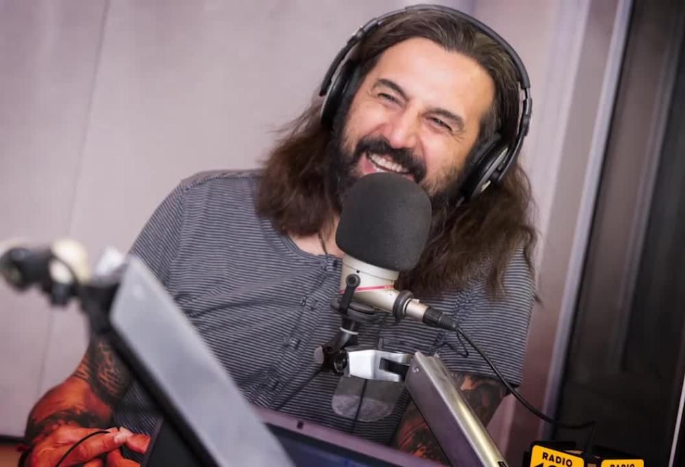 Omar Pedrini presenta la sua biografia a 105 Mi Casa: “Non ricordavo di averne combinate così tante”