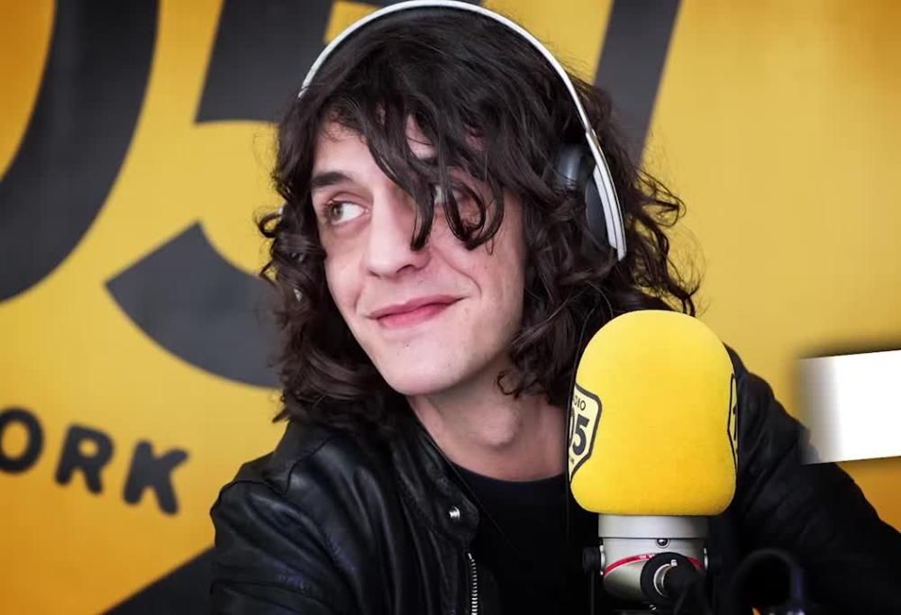 Francesco Motta presenta “Vivere o morire”: “Per me scrivere canzoni è una terapia”