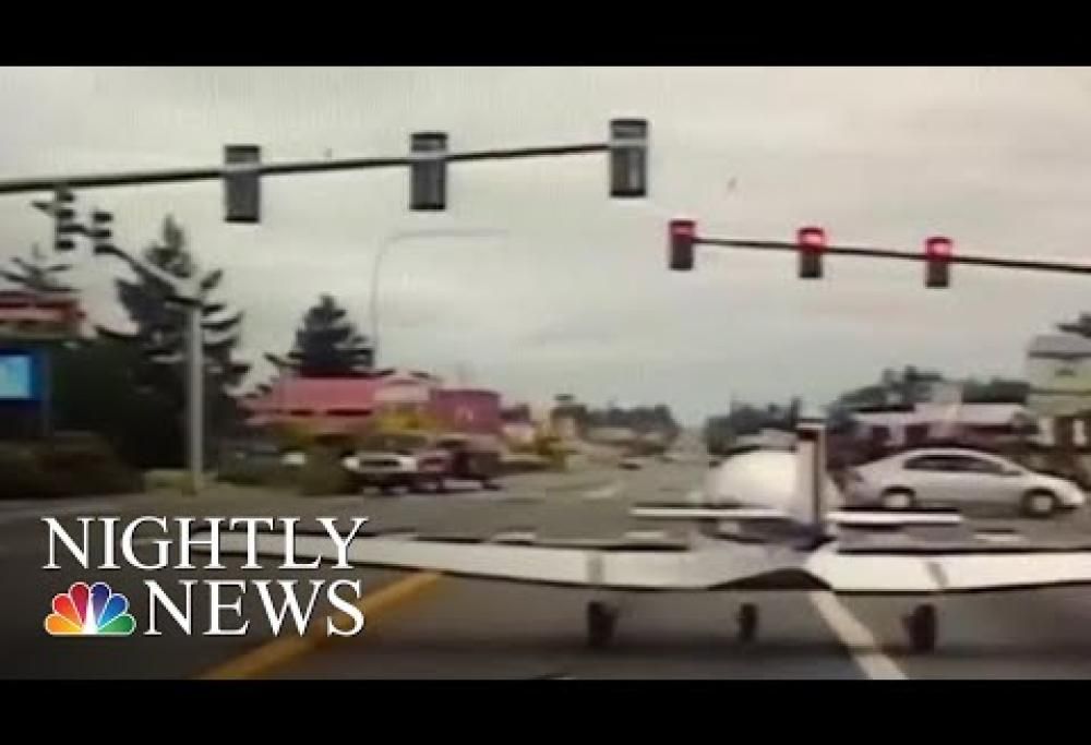 USA: incredibile atterraggio d’emergenza su una strada trafficata