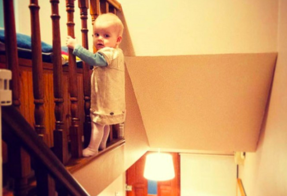 Il papà che manda ai parenti foto della bimba (sempre) in pericolo è lo scherzo più bello che vedrete oggi